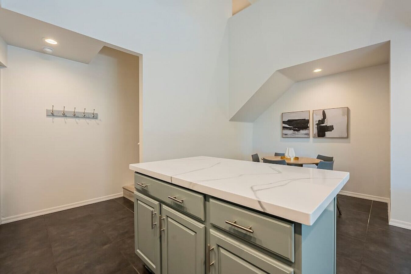Modern 3 Bed - 3 En Suite Bath Townhouse w rooftop deck