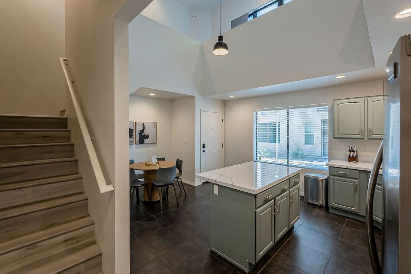 Modern 3 Bed - 3 En Suite Bath Townhouse w rooftop deck