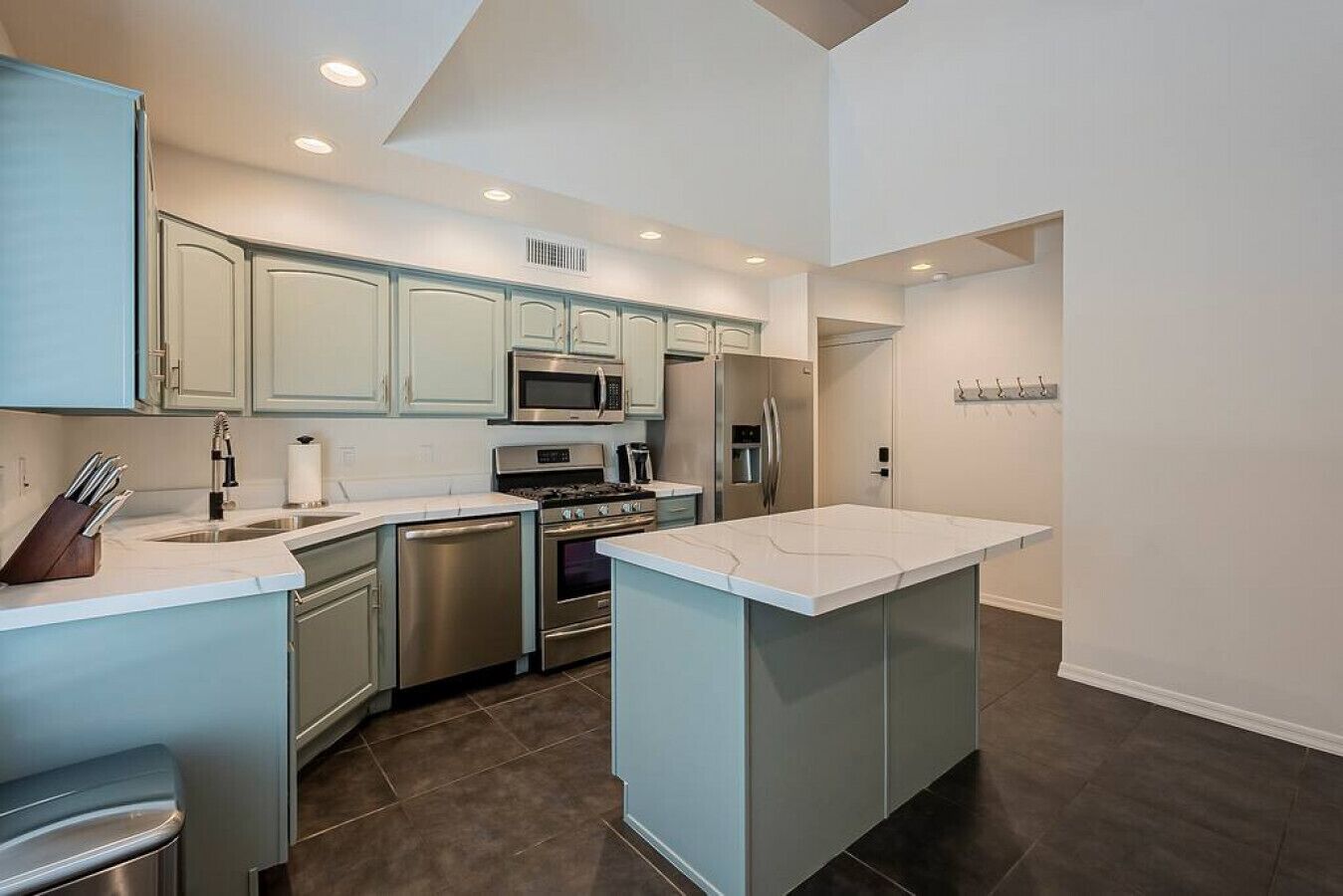 Modern 3 Bed - 3 En Suite Bath Townhouse w rooftop deck