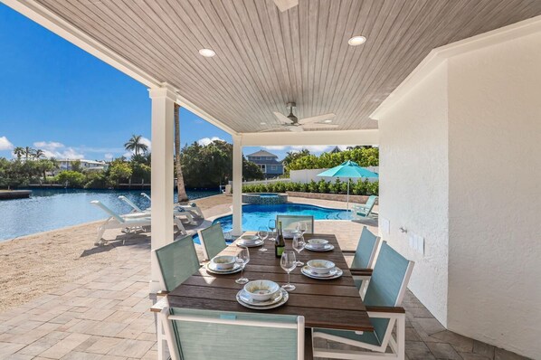 屋外ダイニングエリア