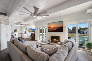 Smart-TV, DVD-Player, Tischfußball, Tischtennisplatte