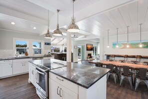 冷蔵庫、電子レンジ、オーブン、コンロ