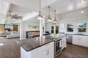 冷蔵庫、電子レンジ、オーブン、コンロ