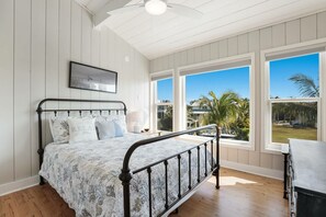 6 bedrooms, iron/ironing board, free WiFi, bed sheets