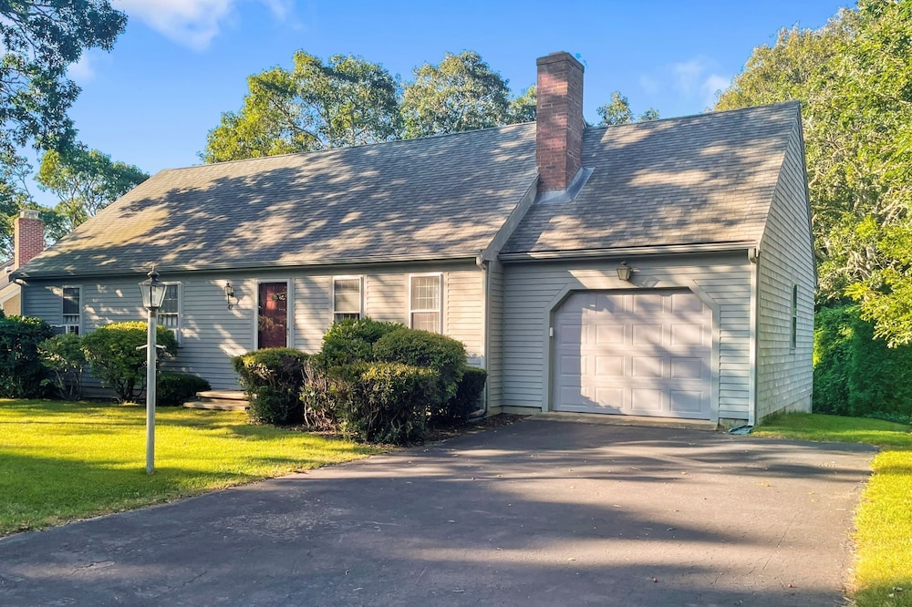 The Wicked Whidah - Pet-friendly, central location, private yard, sleeps 6 - 3bed/2bath