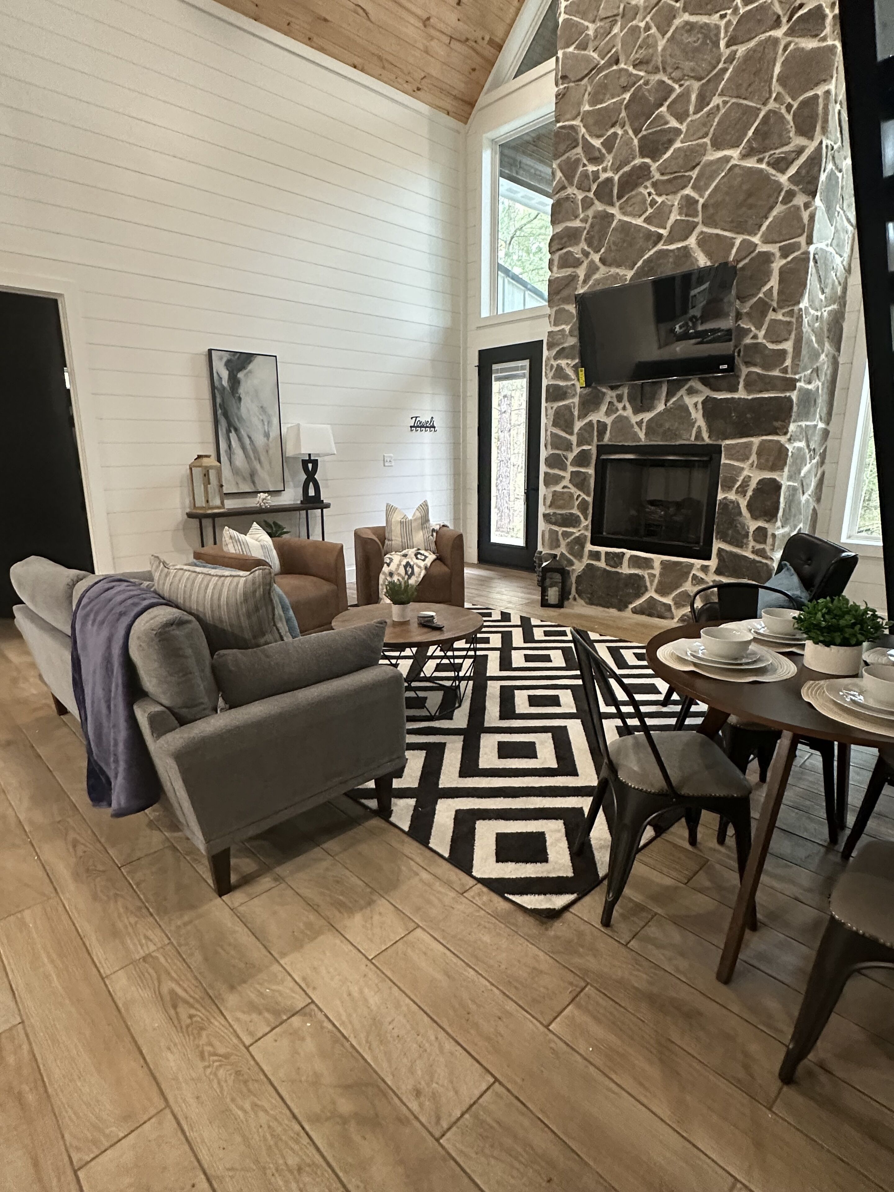 NEW BUILD - LUXURY CABIN - GREAT LOCATION - HOT TUB & FIRE PIT