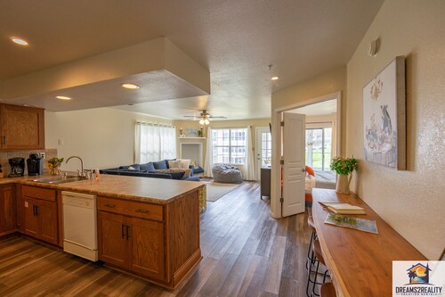 3BR Pet Friendly ~ Amenities ~ Near the Strip ~ FREE TICKETS INCLUDED! (MB7-1)