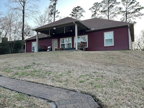 Exterior -  Trinity River Front home with gorgeous views! Pet Friendly (Huntsville)
