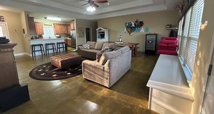 Trinity River Front home with gorgeous views! Pet Friendly