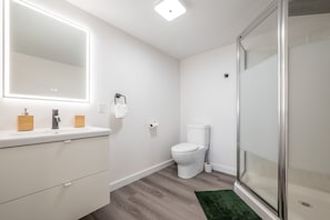 Appartement | Salle de bain | Douche, douche cascade, séchoir à cheveux, serviettes fournies