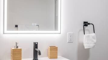 Apartemen | Kamar mandi | Shower, pancuran hujan, pengering rambut, dan handuk