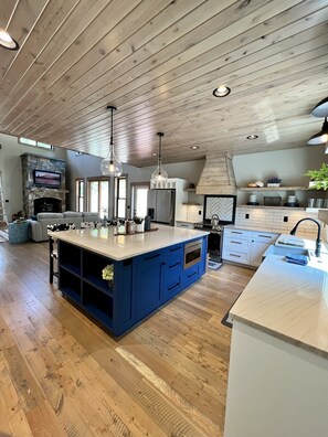 ثلاجة، ميكروويف، فرن، موقد طهي مسطح