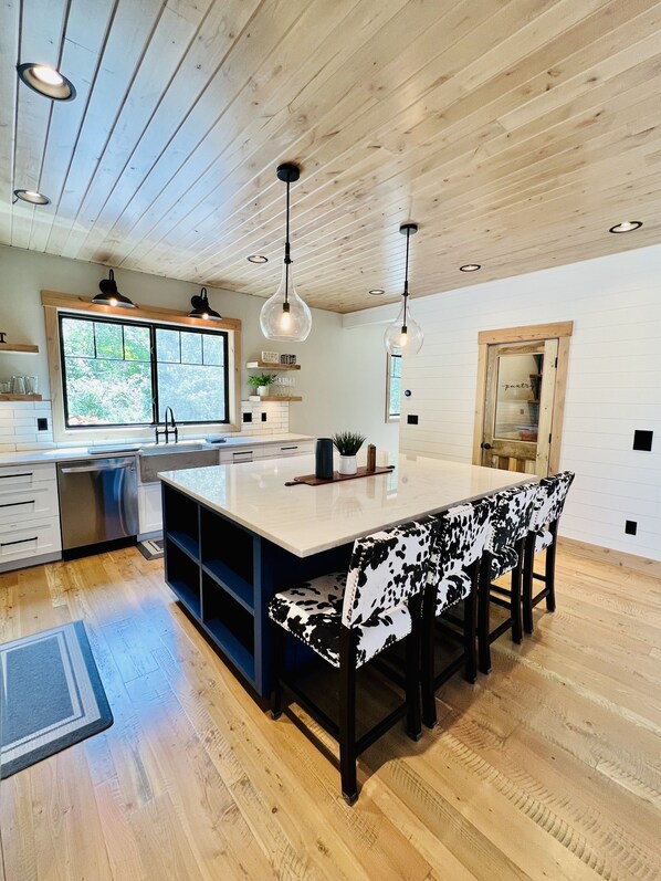 ثلاجة، ميكروويف، فرن، موقد طهي مسطح