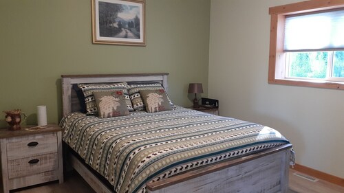 Come stay in a new 6 guest Cabin, Wildwood near Waterton, Crowsnest Pass, Castle