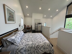 2 bedrooms, desk, WiFi, bed sheets