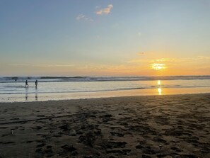 Chaises longues, serviettes de plage