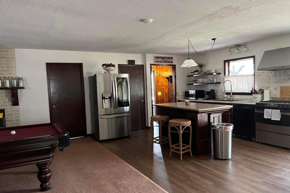 3 King / 2 Living Rooms / Pool Table