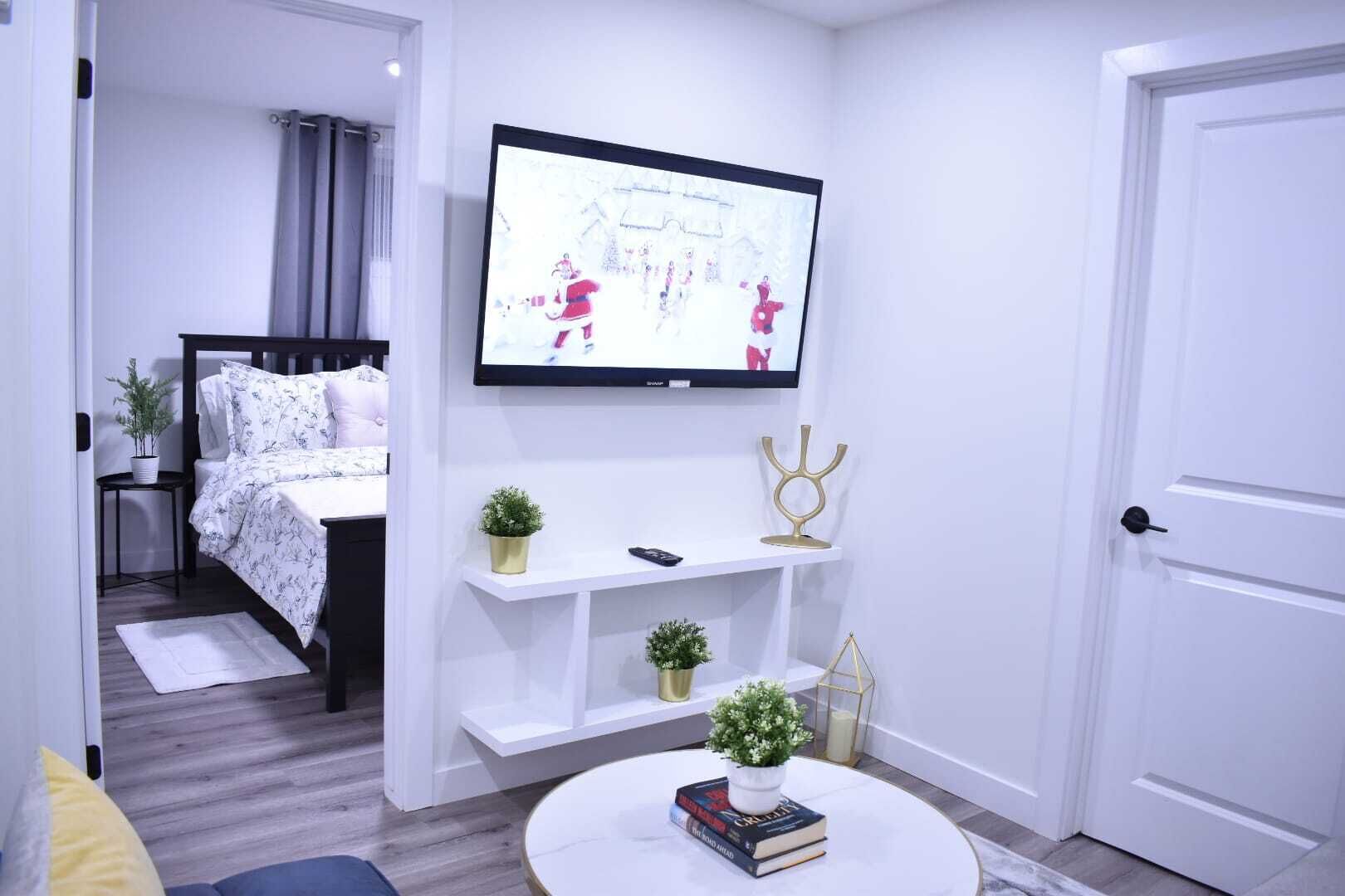 Deluxe & Homey Private Suite(Bsmt). 10 mins to WEM