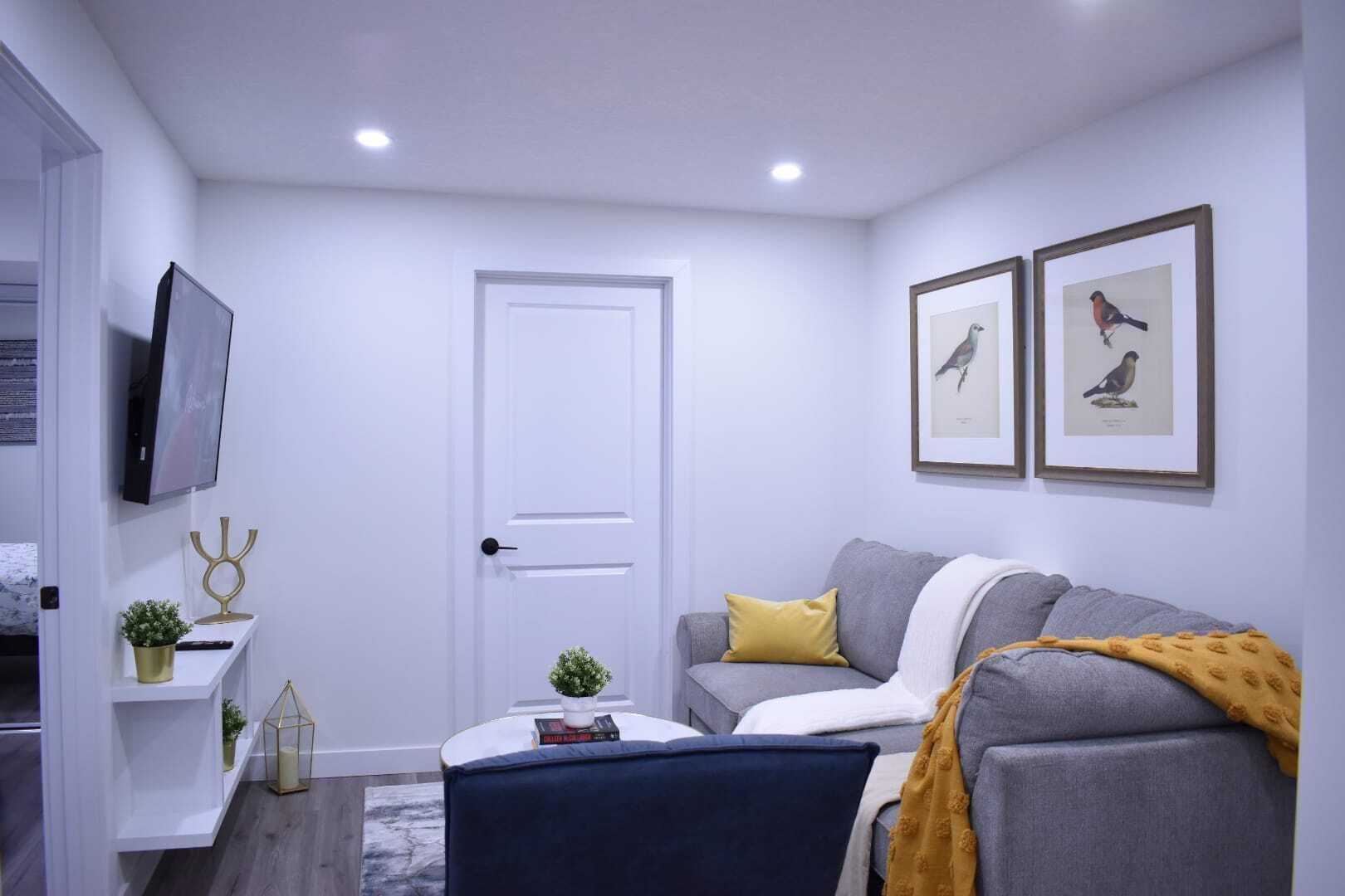 Deluxe & Homey Private Suite(Bsmt). 10 mins to WEM