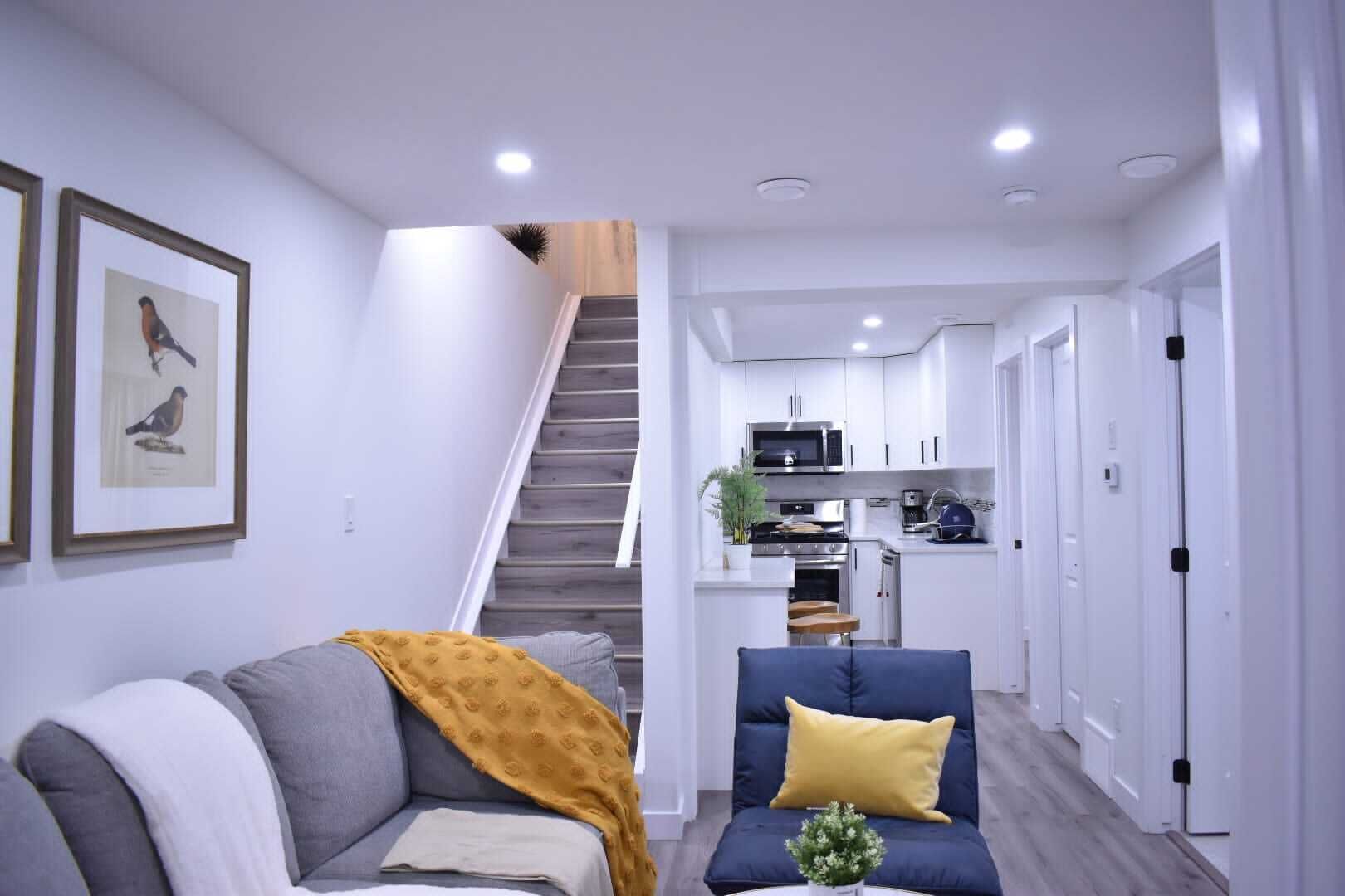 Deluxe & Homey Private Suite(Bsmt). 10 mins to WEM