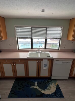 Kjøleskap, mikrobølgeovn, kokeplater og oppvaskmaskin