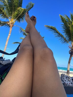 Chaises longues, serviettes de plage