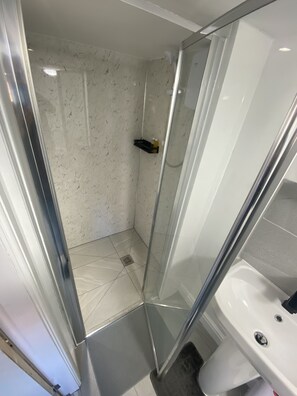 Een douche, gratis toiletartikelen, een haardroger, handdoeken