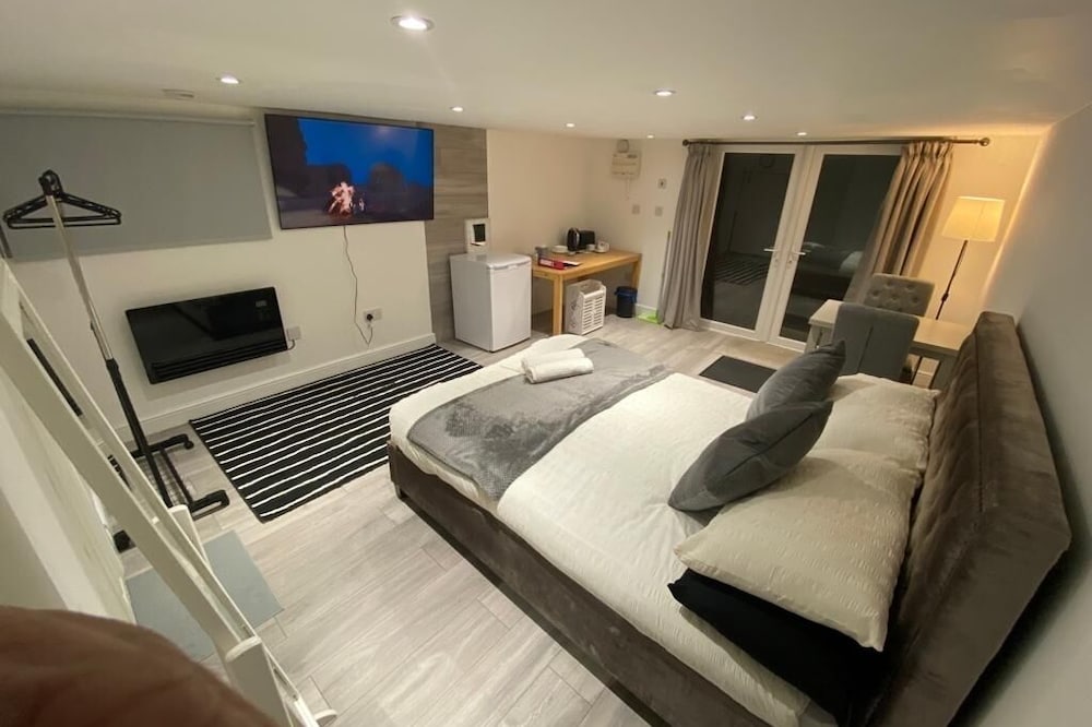 Modern Cosy Room Close to city centre Free Parking