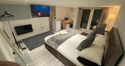 Modern Cosy Room Close to city centre Free Parking