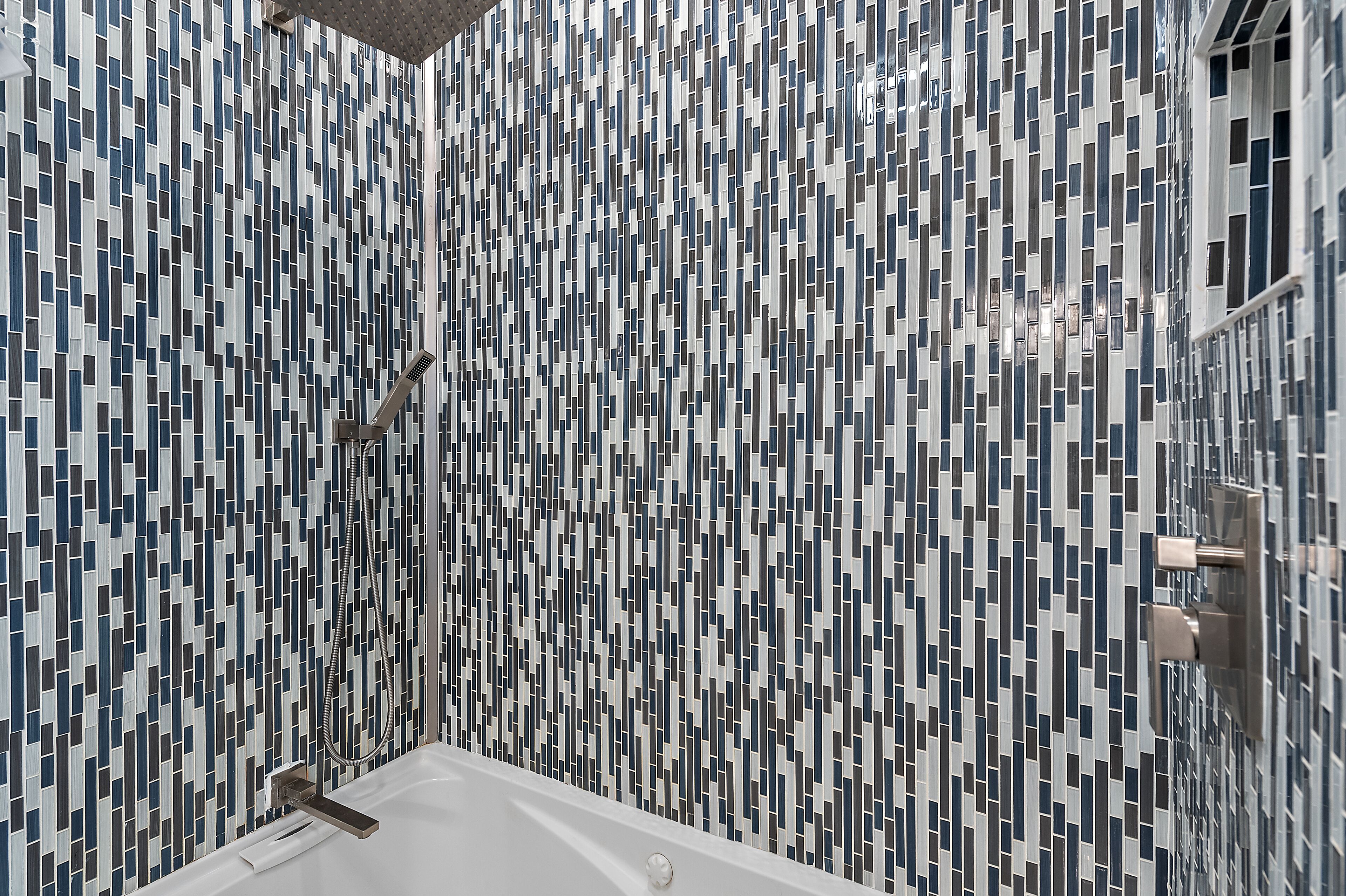 Pool*grill*fenced yard*pets ok*3 bedroom*2 bath*6 minutes to beach*private home