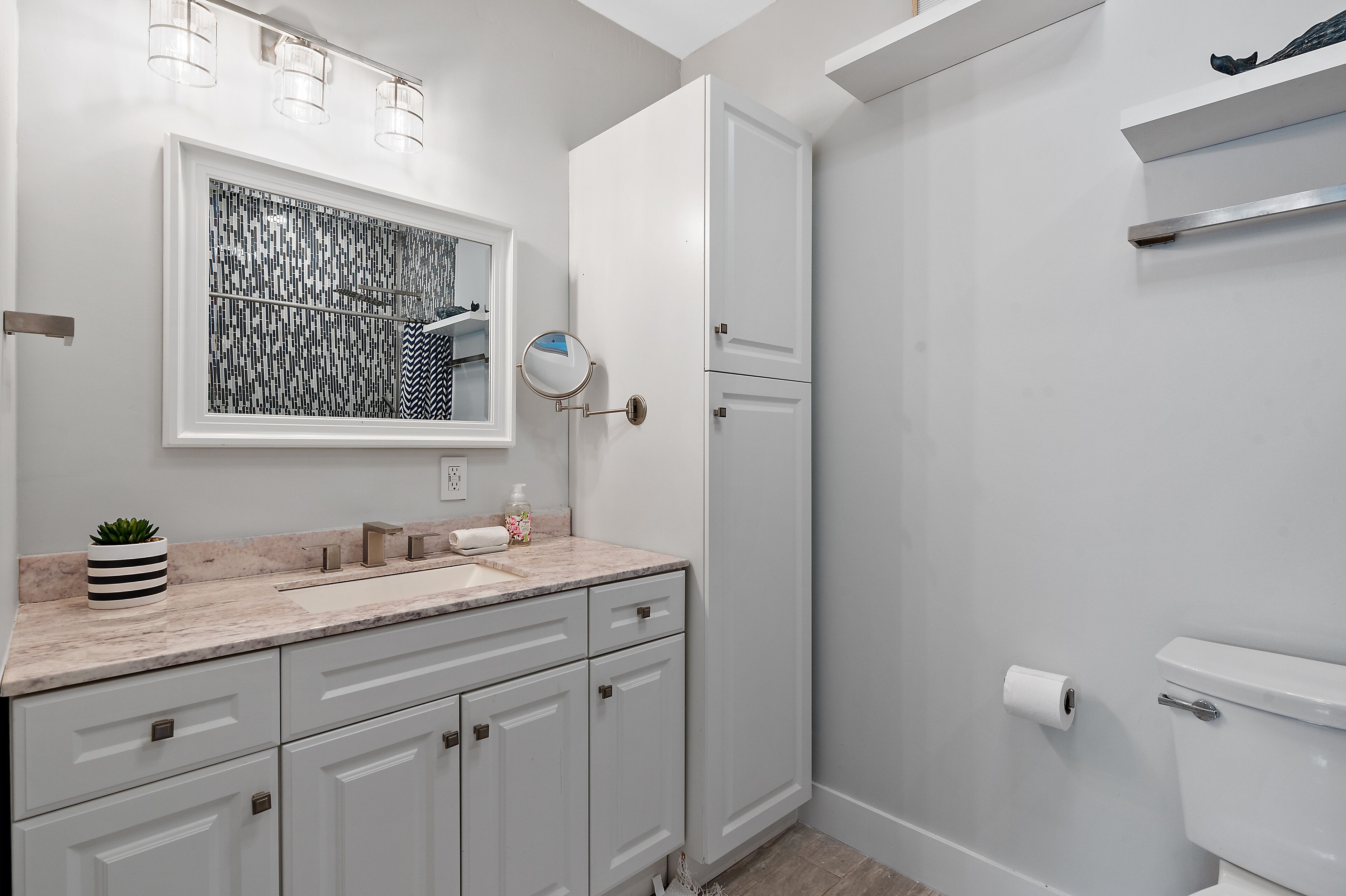 Pool*grill*fenced yard*pets ok*3 bedroom*2 bath*6 minutes to beach*private home