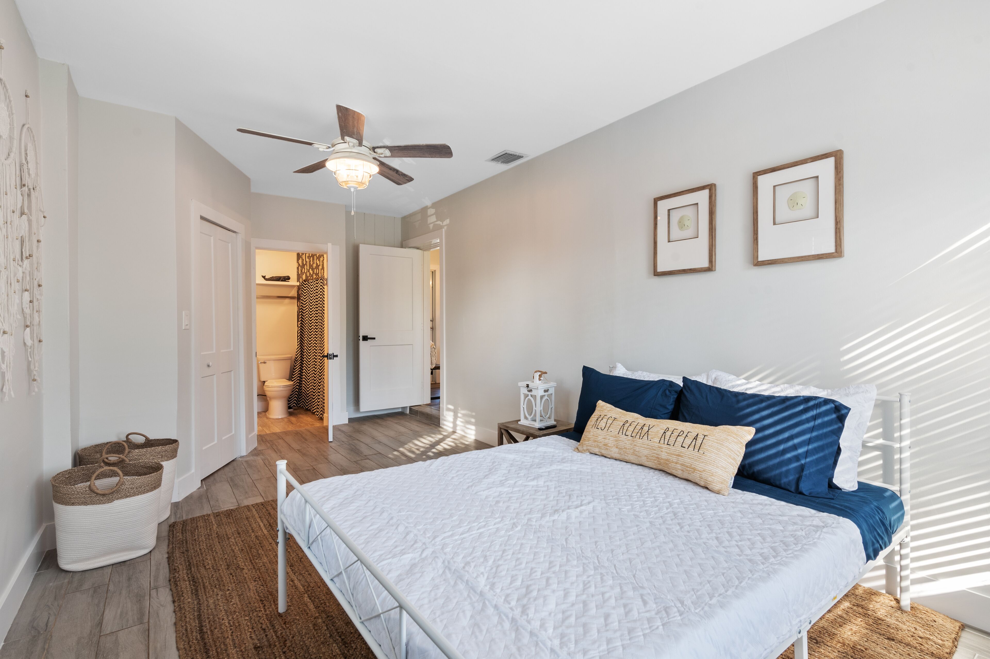 Pool*grill*fenced yard*pets ok*3 bedroom*2 bath*6 minutes to beach*private home