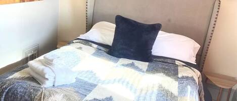 4 habitaciones, tabla de planchar con plancha, wifi y ropa de cama