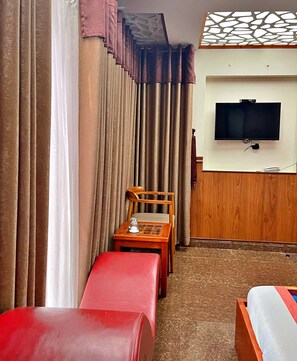 Superior Double Room | 1 bedroom, individually furnished, desk, laptop workspace