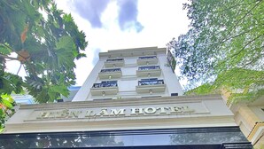 The entrance of Hien Lam Hotel with a clear view of the facade, including the name and address. - Hien Lam Hotel (Ho Chi Minh City)