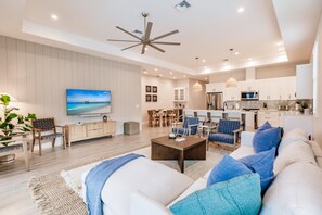 Smart-TV, peis, bøker og stereoanlegg