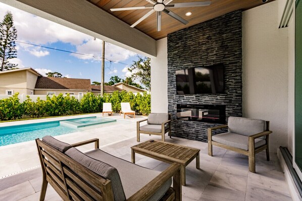 Een buitenzwembad en een verwarmd zwembad