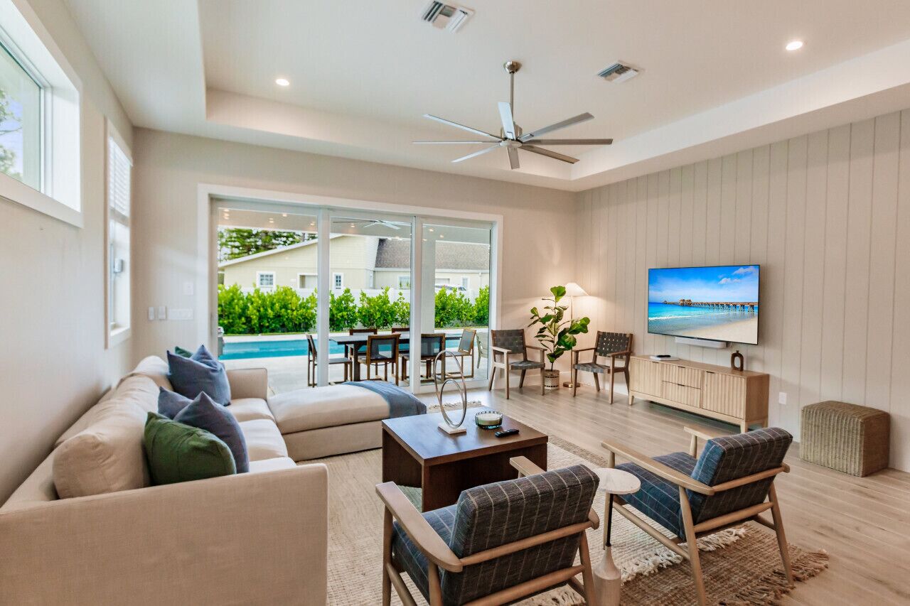 TV connectée, cheminée, livres, chaîne hi-fi