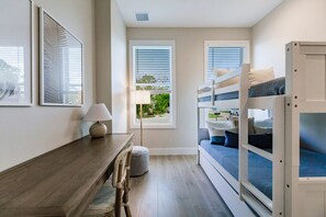 4 室のベッドルーム、デスク、アイロン / アイロン台、旅行用ベビーベッド