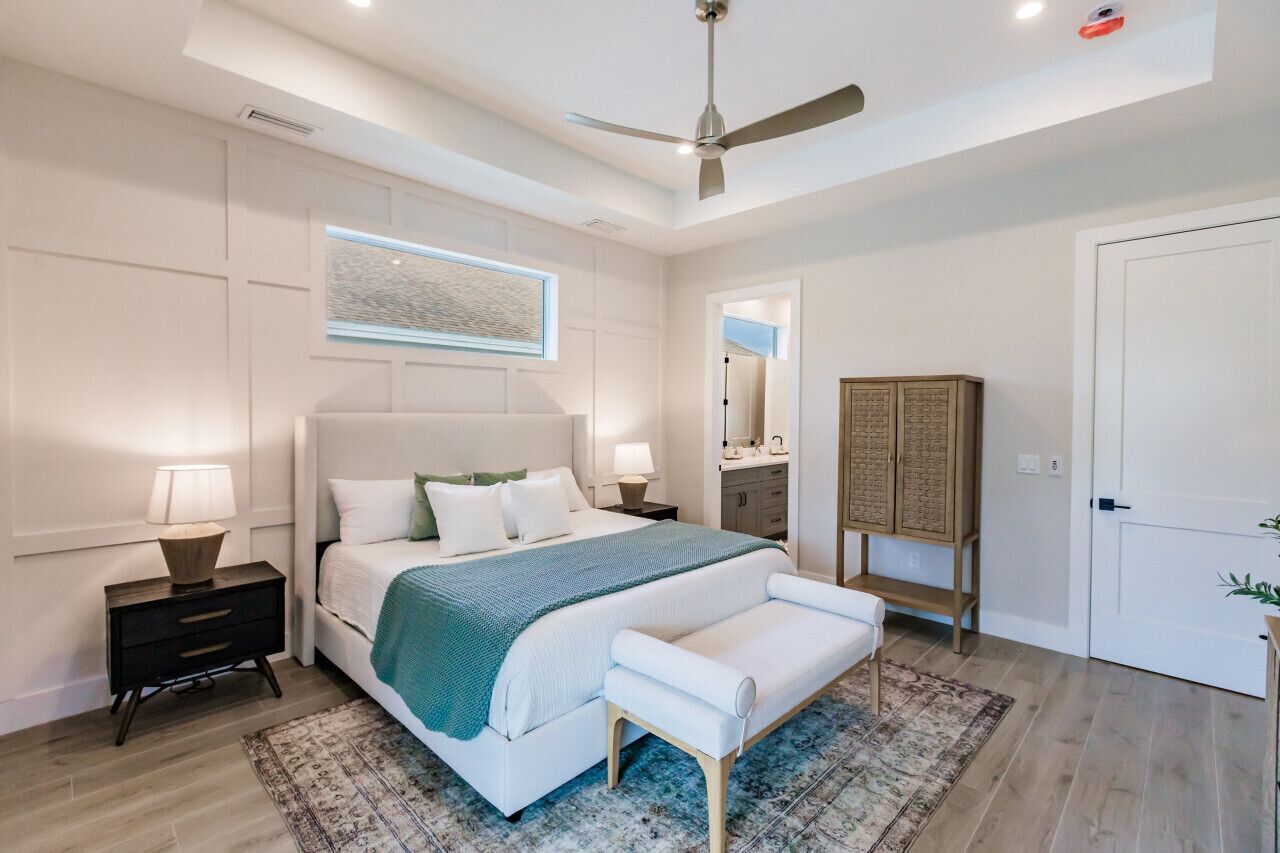 4 chambres, bureau, fer et planche à repasser, lit parapluie