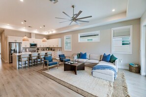 Smart-tv, een open haard, boeken en een stereo