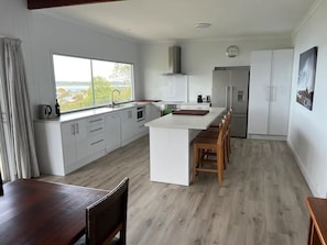 Frigorífico, microondas, horno y placa de cocina
