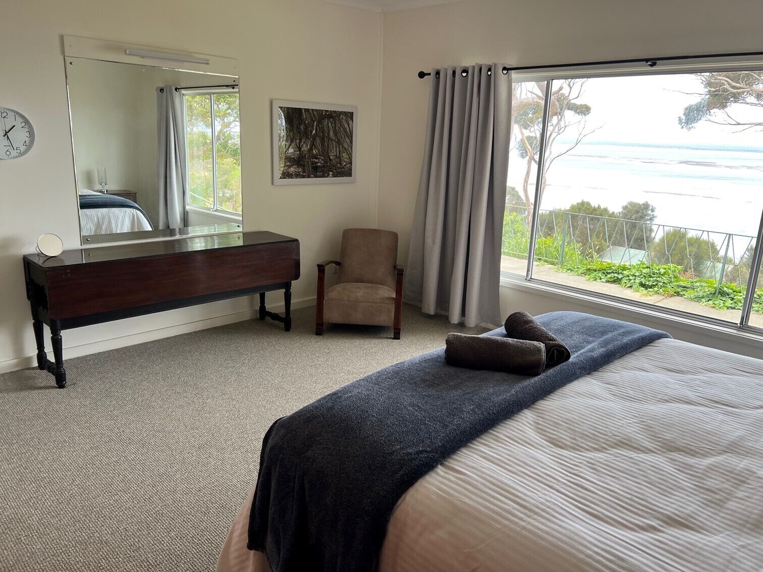 4 bedrooms, desk, iron/ironing board, travel crib