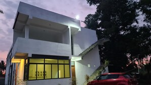 Front of property - Ceylon Lodge - Airport Transit Hotel (Miriswatte)