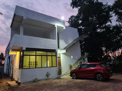 Ceylon Lodge - Airport Transit Hotel