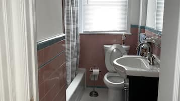 Een haardroger, handdoeken, zeep, toiletpapier