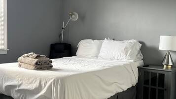 2 slaapkamers, een bureau, een strijkplank/strijkijzer, gratis wifi