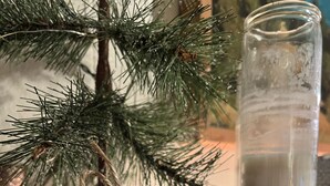 Une décoration de Noël avec une étiquette sur laquelle on peut lire : « Que vos fêtes de Noël soient joyeuses et remplies de bonheur » et « Nares ».