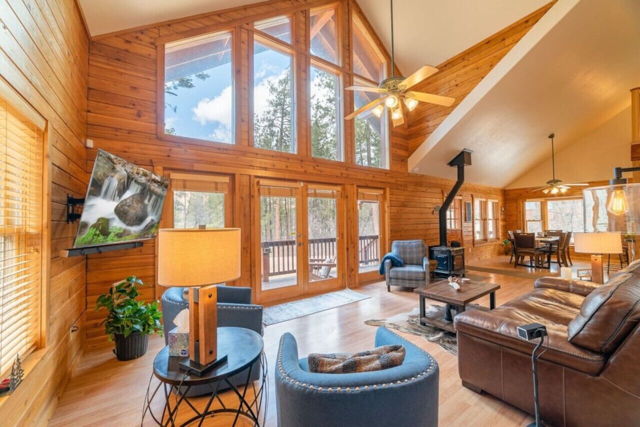 Una Smart TV, una chimenea, libros, una impresora