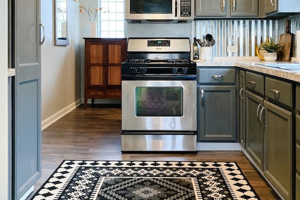 Mikrobølgeovn, ovn, kokeplater og høy barnestol